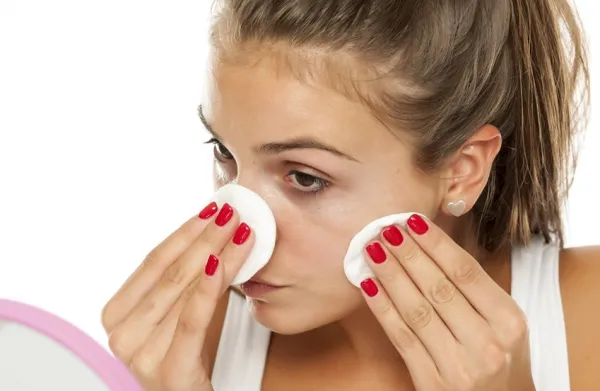 طرق متعددة لإزالة المكياج المقاوم للمياه