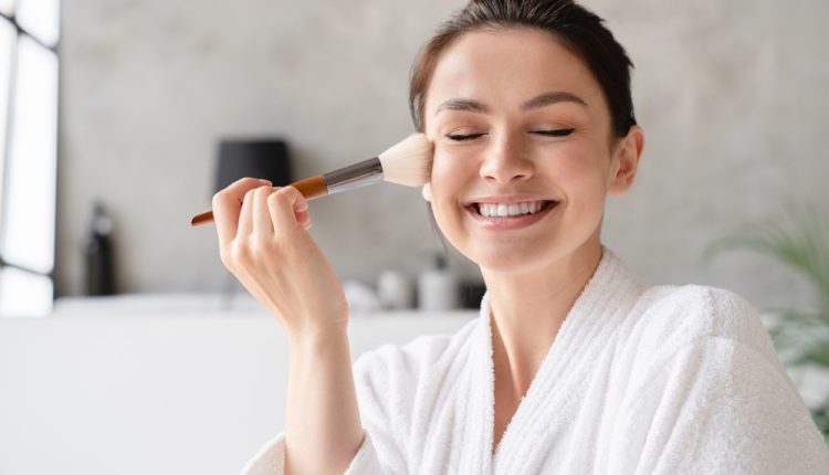 أحمر الخدود السائل في حقيبة مكياجكِ