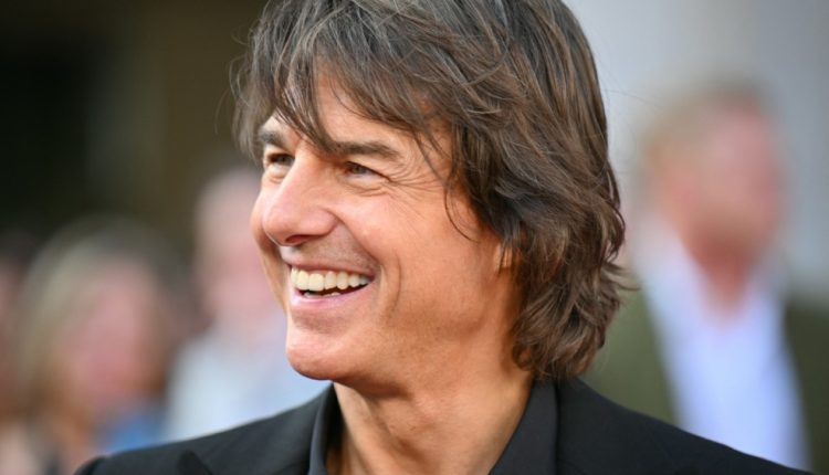 توم كروز يفاجئ الجمهور بإطلالة متألقة