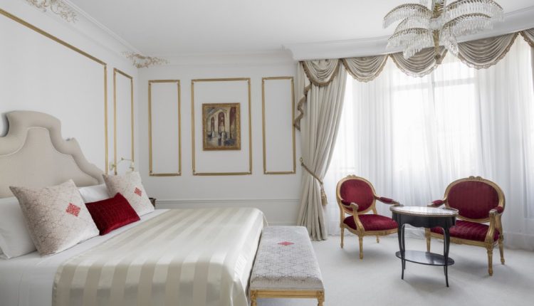 إل بالاس برشلونة: ملاذ ملكي يحتفي بالحب والفخامة