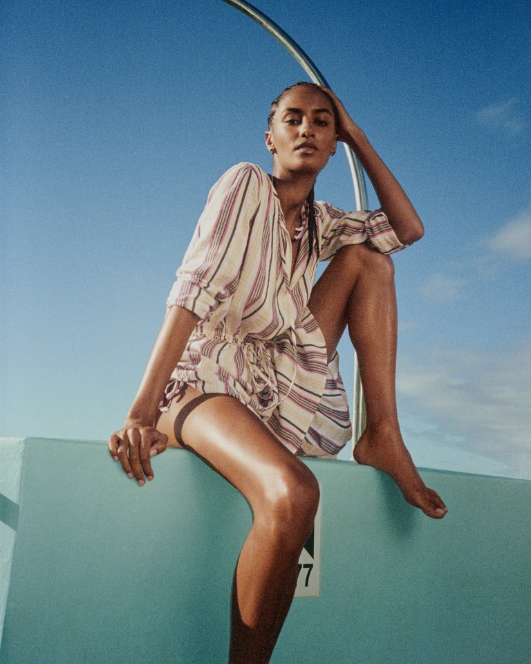 Burberry ترسم ملامح الأناقة العصرية في تشكيلة صيف 2026