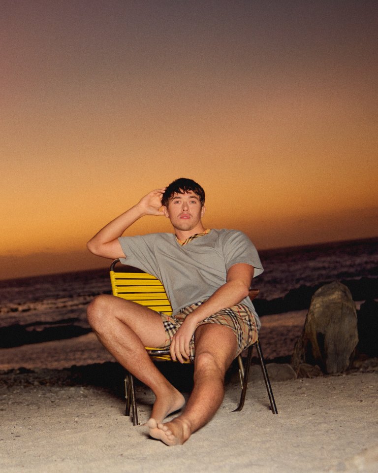 Burberry ترسم ملامح الأناقة العصرية في تشكيلة صيف 2026