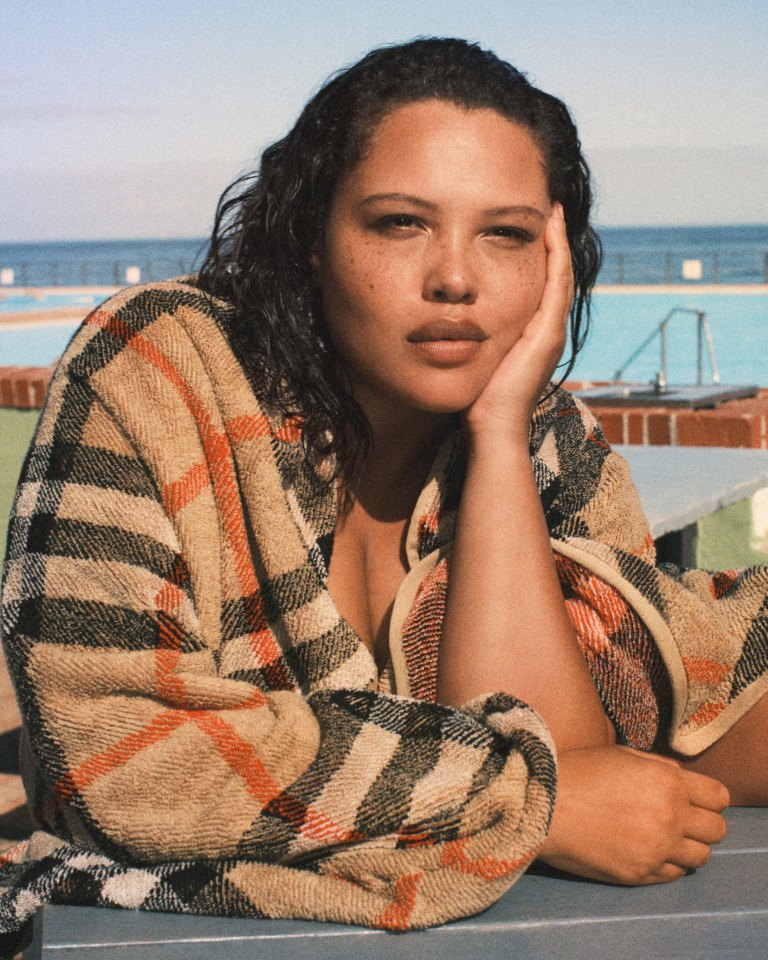 Burberry ترسم ملامح الأناقة العصرية في تشكيلة صيف 2026