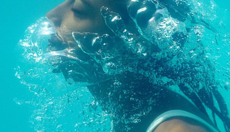 Burberry ترسم ملامح الأناقة العصرية في تشكيلة صيف 2026