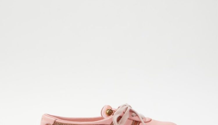 حذاء "تاى تشى ساكورا": أيقونة يابانية برؤية "فيرساتشي" العصرية