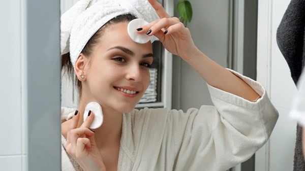 طرق متعددة لإزالة المكياج المقاوم للمياه