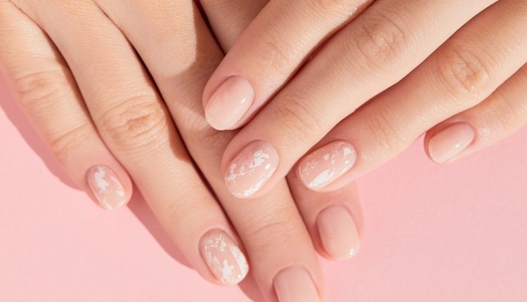 أسلوب بسيط أصبح قمة في الأناقة من أظافر «Whisper Nails»