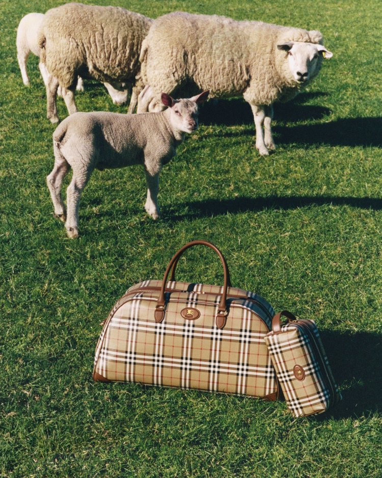 سحر الريف البريطاني يجمع العراقة والشباب في حملة Burberry الجديدة