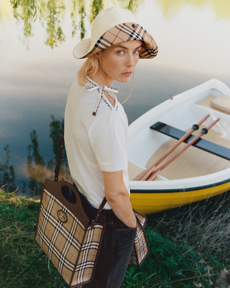 سحر الريف البريطاني يجمع العراقة والشباب في حملة Burberry الجديدة