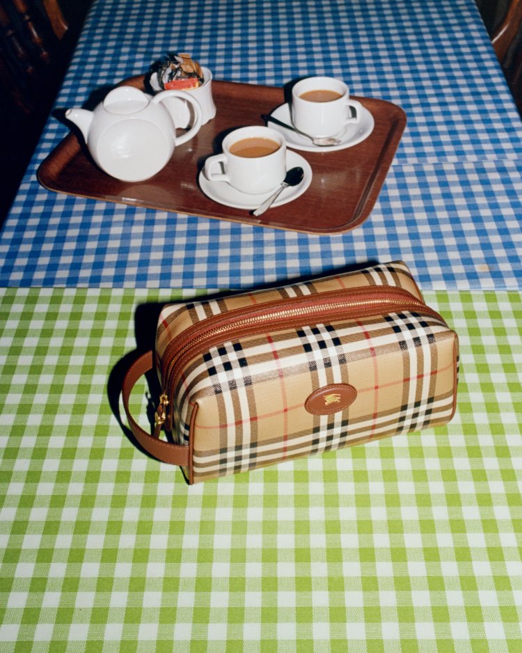 سحر الريف البريطاني يجمع العراقة والشباب في حملة Burberry الجديدة