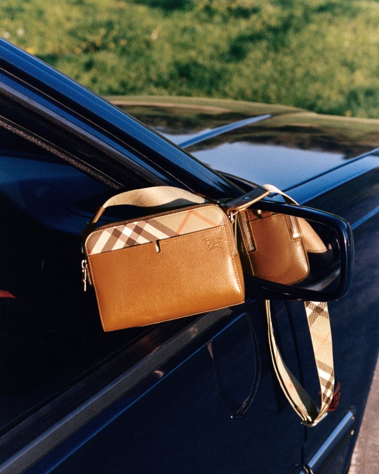 سحر الريف البريطاني يجمع العراقة والشباب في حملة Burberry الجديدة