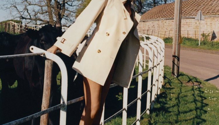 سحر الريف البريطاني يجمع العراقة والشباب في حملة Burberry الجديدة