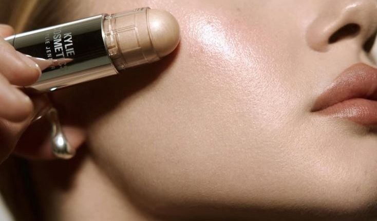 عاشقات الجمال تستبدل كريم الأساس بـ«Skin Tint Sticks»