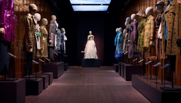 معطف Burberry في متحف V&A: رحلة 170 عاماً من الأناقة والابتكار البريطاني