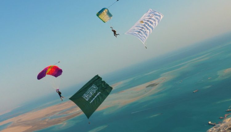 رزان العجمي تُحلق بالعلم السعودي فوق البحر الأحمر