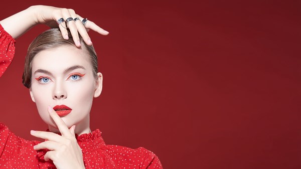 الآيلاينر الأحمر يعود بقوة إلى الواجهة هذا الخريف